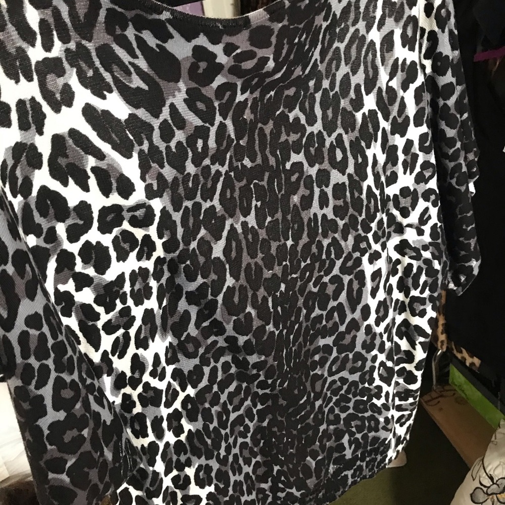 Leopard print Dolman sleeve top - Picture 4 of 4